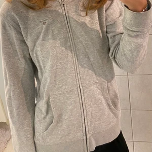 Gant hoodie med dragkedja  - Använd gärna ”Köp nu”, Fin hoodie med dragkedja från märket gant. Barnstorlek 176cm men passar en xs-s🫧🧚🏻