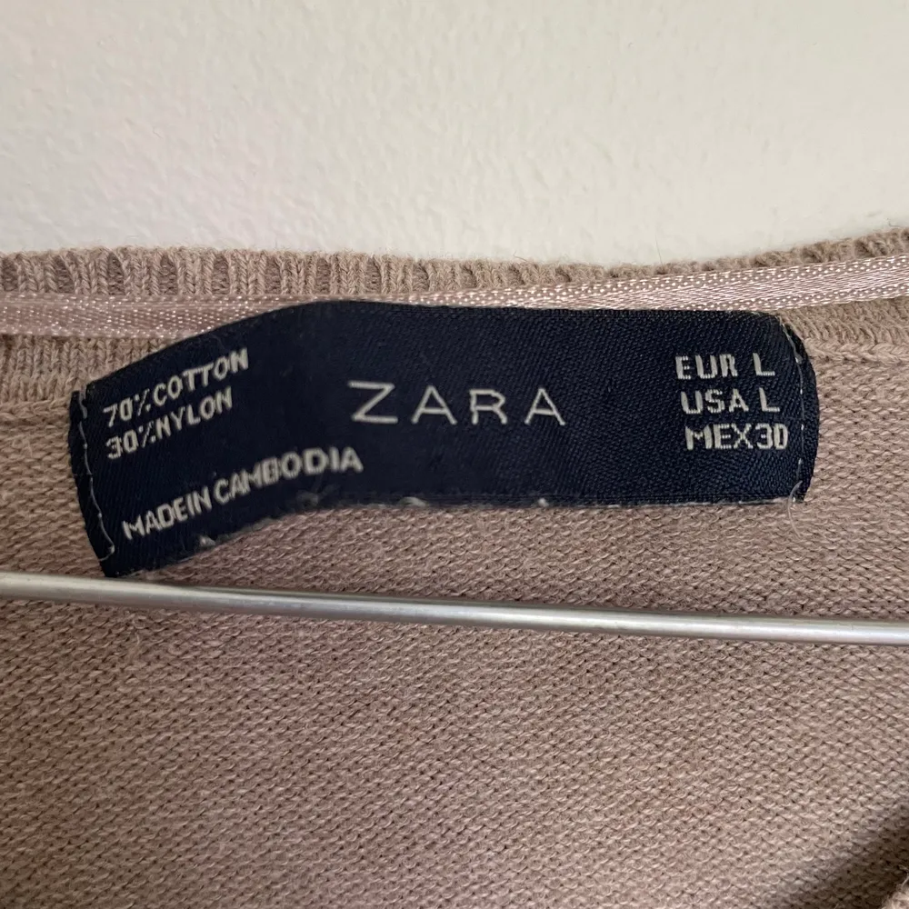 Säljer min beigea tröja från Zara i storlek L (Fast sitter som en XXS/XS/S. Säljer p.g.a att det inte är min stil längre. Köparen står för frakten 💓 TRYCK INTE PÅ KÖP NU!! . Tröjor & Koftor.