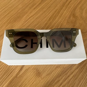 Gröna Chimi solglasögon - Nyskick, endast använd en gång så i princip oanvända. Modell 004. Originalbox ingår. Frakt ingår inte