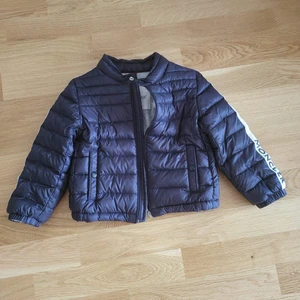 Moncler jacka storlek 92 barn.  - Moncler jacka till barn i storlek 92.  Kod finns i jackan som vissar på äkta.  Frakt tillkommer. 