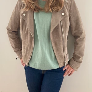 Vero Moda jacka - ❗️Tryck ej på köp nu❗️Jätte snygg trendig jacka från vero moda 💕andvänd fåtal gånger så väldigt bra skick. Köparen står för frakten och jag ansvarar ej för posten slarv. Kontakta mig privat för frågor och intressen💕💕