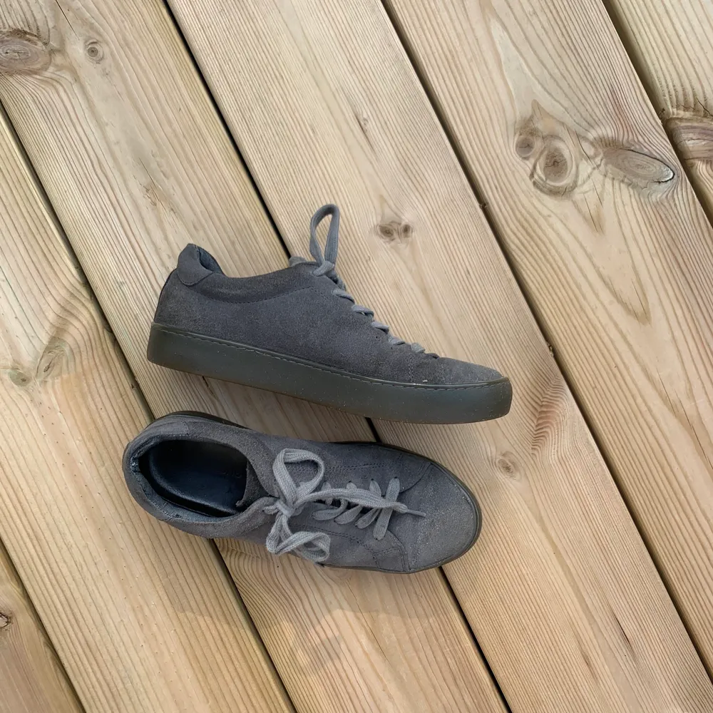 Ett par mörkgråa sneakers från Vagbond. Strl 38, använda men ok skick.. Skor.
