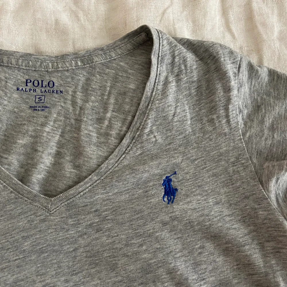 Ljusgrå tee från Ralph Lauren i bomullstyg ! V-ringad och i bra skick🥰 . T-shirts.