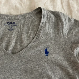 Ralph Lauren Tee - Ljusgrå tee från Ralph Lauren i bomullstyg ! V-ringad och i bra skick🥰 