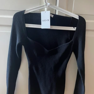 Luc-ce topp, storlek M/L - Säljer denna jätte fina svarta festtoppen som är oandvänd. Ifall många är intresserade startar jag en budgivning 