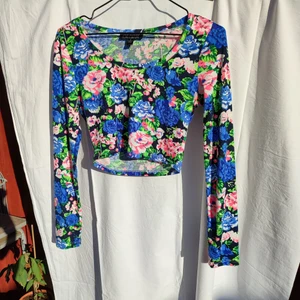 Blommig magtröja S - Använd någon enstaka gång, nyskick. Köpt på Hawaii för några år sedan. Storlek S, passar även xs. 