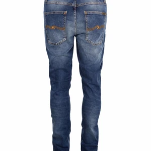 Nudie jeans storlek W28 L30 - Nudie jeans för endast 500kr (Nypris 1500kr). Nudie jeans kan lämnas in till butik och lagas helt kostnadsfritt vid varje tillfälle dem skadas.