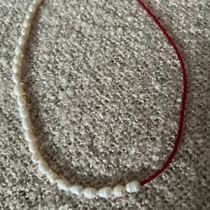 Handgjorda halsband  med sötvattenpärlor och glaspärlor  Kan skickas på posten eller hämtas upp eller lämnas 