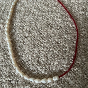 Ruby Halsband - Handgjorda halsband  med sötvattenpärlor och glaspärlor  Kan skickas på posten eller hämtas upp eller lämnas 