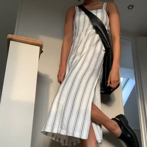 And Other Stories klänning - Randig linneklänning. Så söt och inte alls genomskinlig! Hör dig vid frågor eller intresse. Nypris 1000kr, mitt pris 230kr