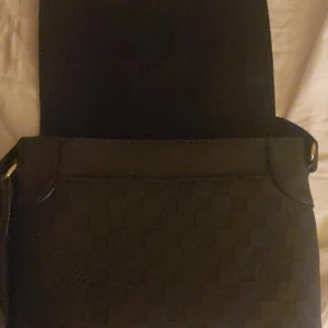 Luis vitton väska  - En luis vitton axel väska ny skick jag ger den en 10-10 
