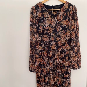 Finklänning från STOCKH LM - Säljer min klänning från STOCKH LM I 44 storlek. Använt bara 1 gång. Ny skick. 