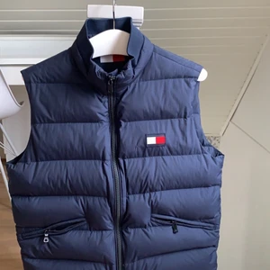 Tommy Hilfiger väst, L - NYPRIS 1899:- Säljer en Tommy Hilfiger väst i gott skick. Sällan använd och säljer pågrund av att den inte längre faller mig i smaken😄 