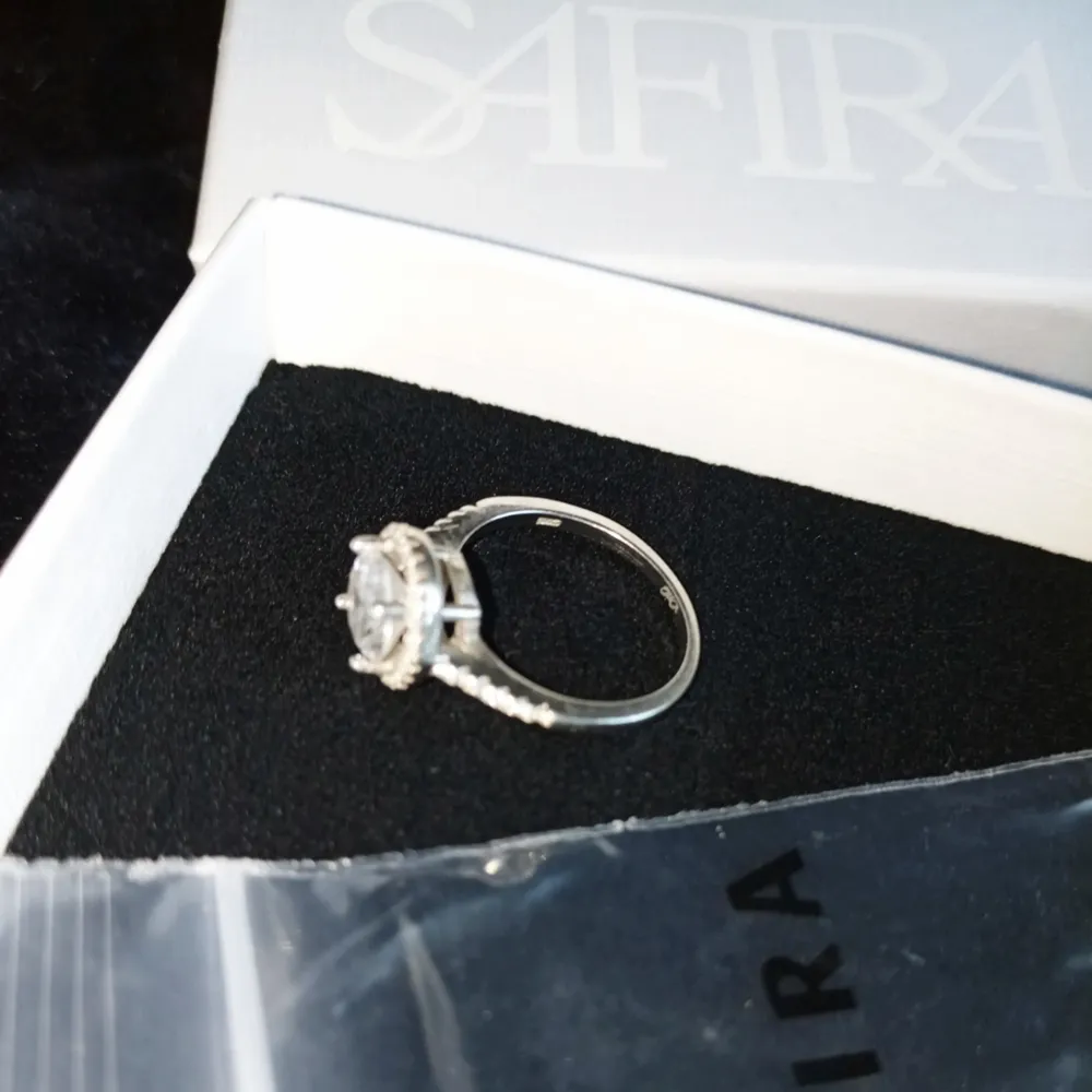 Jättefin ring i äkta silver köpt på Safira, är tyvärr lite för stor för mig så jag säljer den. . Accessoarer.