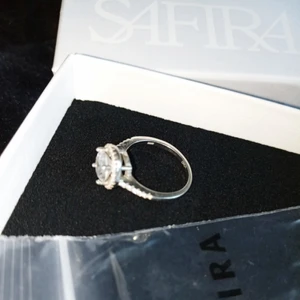 Ring från Safira  - Jättefin ring i äkta silver köpt på Safira, är tyvärr lite för stor för mig så jag säljer den. 