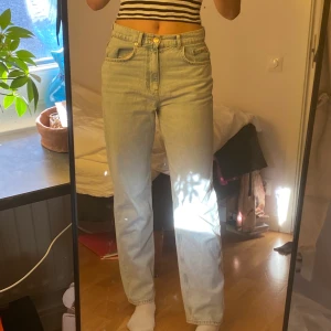 Gina tricot jeans  - Jeans från Gina Tricot använda 1 gång. Jag är 180