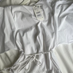 Vit blus  - Jättefin vit blus från zara, storlek M. Prislappen kvar! Går att knyta snöret på så många sätt!