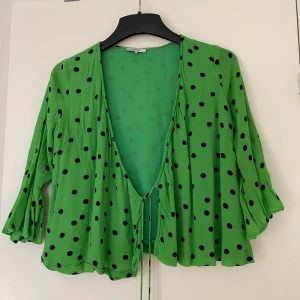 Ganni topp - Jättesöt topp från Ganni. Använd fåtal gånger så i fint skick. 