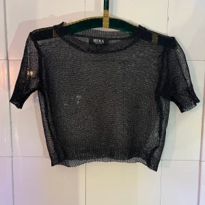 Virkad svart topp - Svart virkad topp. 