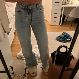 Jeans - Jeans från zara, inte använda mycket! Superfint skick och långa i modellen. Säljer då dom sitter för tajt! Storlek 36. Perfekta ju till hösten⭐️
