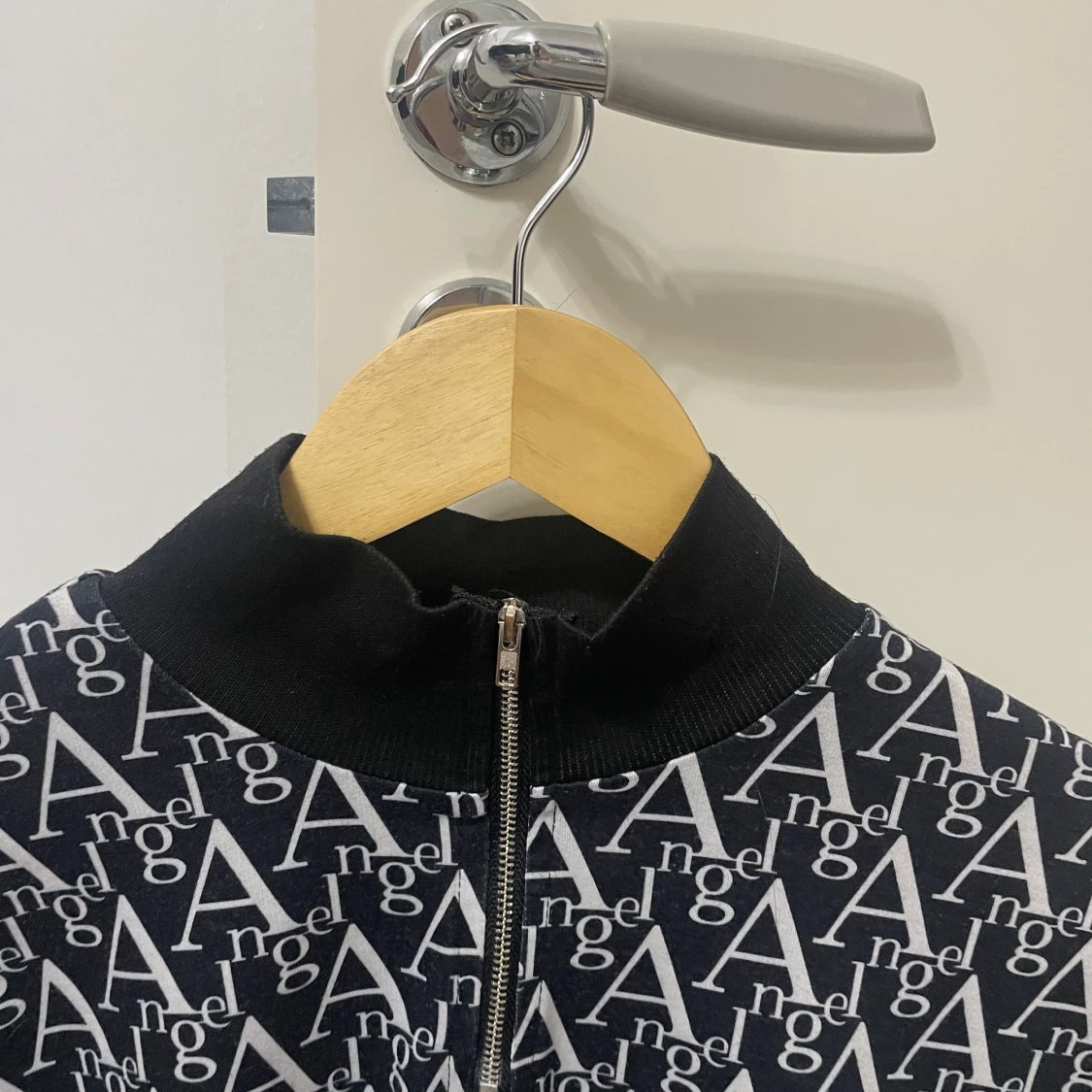 Svart vit tröja med ordet ”Angel” skriven runt hela tröja  - 90