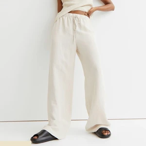 Linnebyxor 🤍 - Linnebyxor från H&M🤍 Helt slutsålda på hemsidan och helt oanvända! Beställde i två storlekar men hann inte returnera dessa🤍 Inte alls genomskinliga och passar så fint i längden på mig som är 172, bara att skriva för fler bilder ❤️‍🩹 Tryck ej på köp direkt!