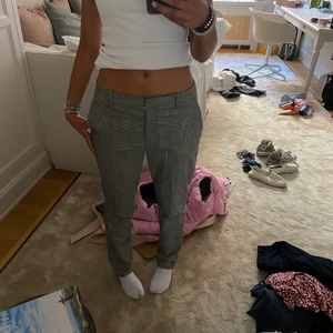 Lågmidjade kostymbyxor - Ett par så snygga lågmidjade kostymbyxor från HM! Det blev lite konstigt mönster på första bilden men man ser bättre på de andra bilder. 