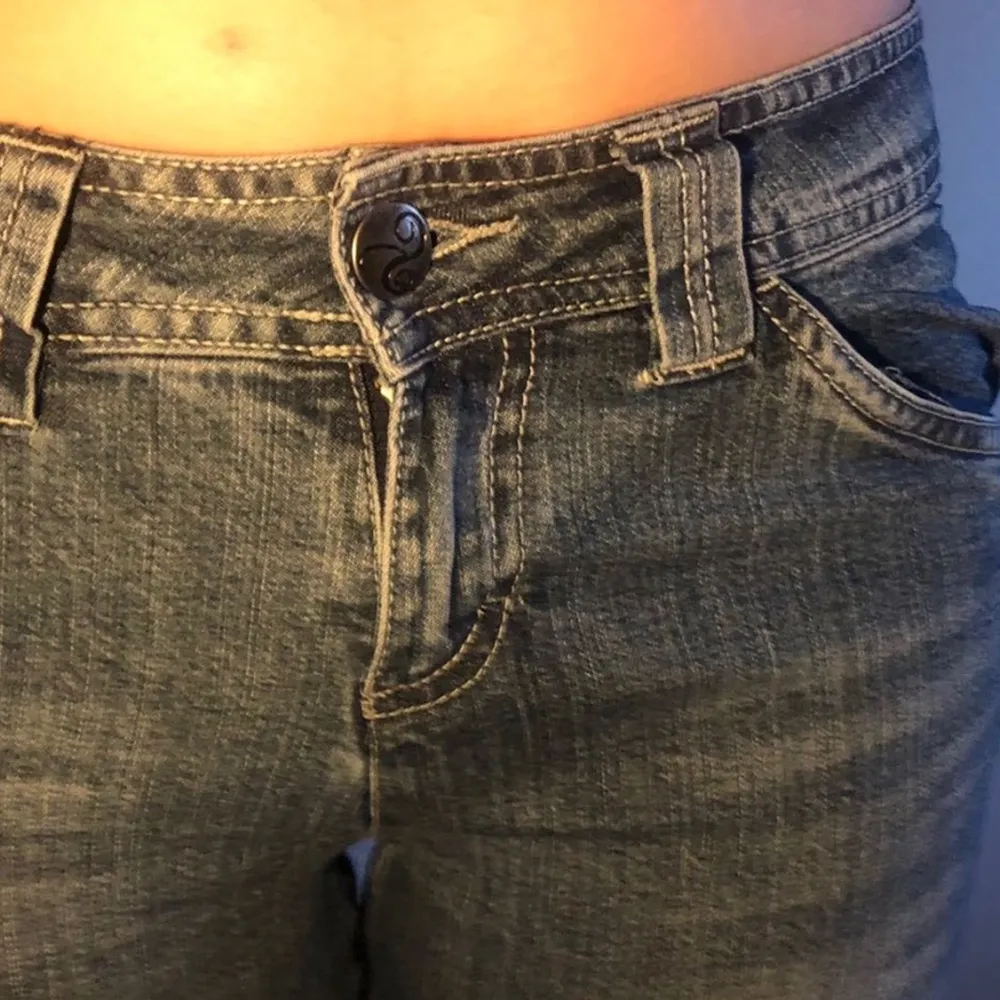Jag köpte dessa lågmidjade jeans  på Plick med dem passade inte så nu letar dessa en ny ägare eller vad man ska säga.dom skulle vara i xs men jag som är i xs skulle säga att de är s eller lite större. Jeans & Byxor.