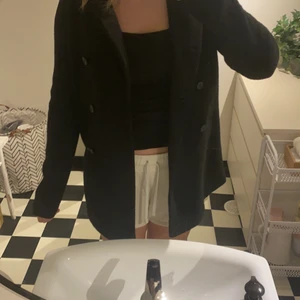 Svart kappa - Så så fin kappa från Only som inte kommer till användning längre…köparen står för frakten som är 66kr. TRYCK INTE PÅ KÖP NU!!!