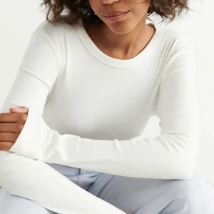 Vit långärmad tröja  - Säljer nu denna långärmade tröjan som passar till allt. Säljs pga att jag har flera vita långärmade tröjor. Pytteliten fläck vid ena bröstet som endast syns på nära hål (se bild 3). Dåligt ljus på bild 2, om intresse finns skickar jag gärna fler bilder 💛