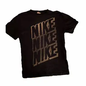 Nike t shirt, köpt second hand skriv till mig vid intresse🫶