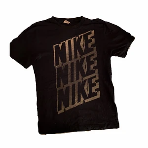 Nike Graphic Tee - Nike t shirt, köpt second hand skriv till mig vid intresse🫶