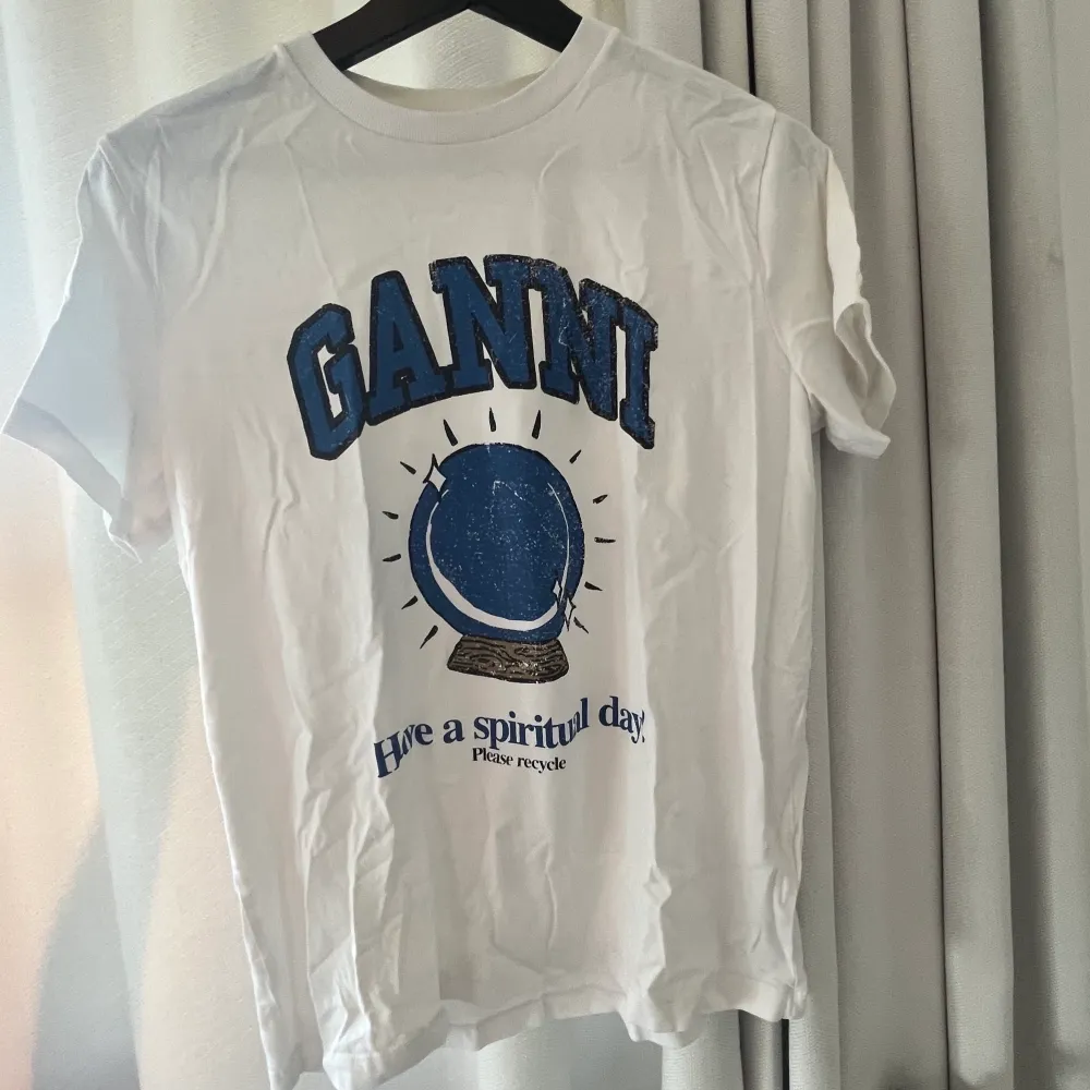 Säljer denna super coola tröja från Ganni. Den är i nyskick! ❤️ kan gå ner i pris vid snabb affär . T-shirts.