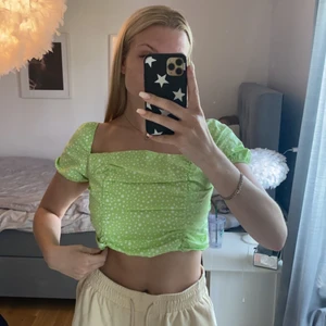 Grön topp - Grön topp med vita prickar💚 Aldrig använd