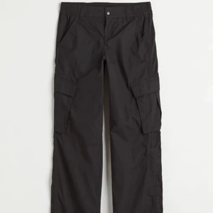 Svarta cargo pants - Beställde dessa svarta cargo pants från HM, inte riktigt min stil och är slutsålda på hemsidan. Det är endast testade en gång, därav priset. strl: 34