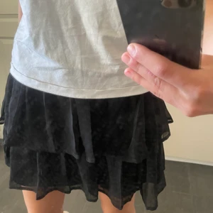 Svart Kjol - Säljer en fin svart volangkjol. Som ny och använd fåtal gånger. Nypris:400kr