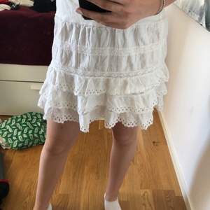 En fin vit volang kjol i spets som är så fin på och passar perfekt till sommaren. Fint skick och inga synliga defekter. Köparen står för frakten - 30 kr