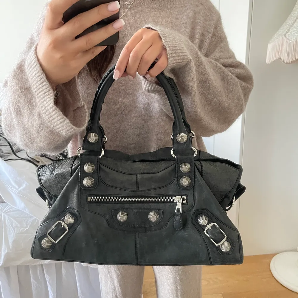 Min mammas gamla så har inte äkthetsbevis så kan ej lova att den är 100% äkta. Det står balenciaga i väskan samt en ”kod”. Jag har fler och ser ingen skillnad på dessa. Tar bud från 1200 💓. Väskor.