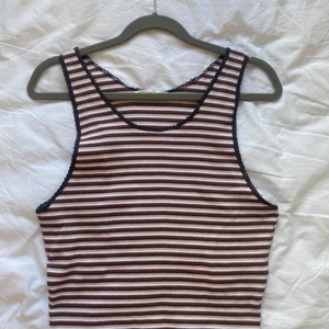 linne cotton:on - jättefint randigt linne med spets från cotton:on i storlek s, perfekt till sommaren💗 linnet är i nyskick och har aldrig använts då storleken ej passar mig💓