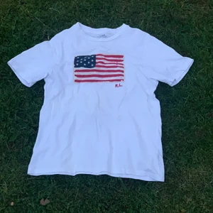 Polo tröja  - En fin polo tröja som har används ett par gånger. Kan skicka mer bilder om någon vill. Köpare står för frakt. 