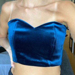 Korsett topp - Jag säljer denna ”korsett” topp från bikbok som är en fin blå färg. Sammet material som är väldigt skönt. Dragkedja baktill så lätt att få på och av sig. Storlek xs, säljs för 70kr+frakt. Hör av dig vid frågor eller intresse💙