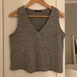 Croppad glittertop! - Söt cropped glittertopp i silver/grått, perfekt för festligare sammanhang✨