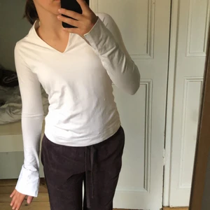Vit tröja - Vit tröja med slits på ärmen från Boomerang, storlek S⭐️❤️ i nyskick 
