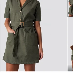 Grön klänning  - Sommarklänning från NAKD. Använd en gång. Första bilden från deras hemsida. Frakt tillkommer. 