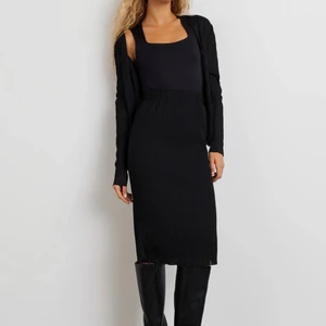 Svart kjol  - Svart lite längre kjol, helt ny med lapparna kvar. 