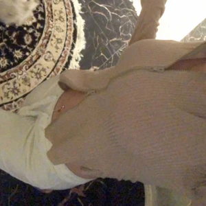 Topp - Säljer denna zip up tröjan i storlek S, använt ett jätte fåtal gånger och den är utan några problem. Köpte denna tröjan från en sida som befann sig på insta men längre ej finns ❣️dm för mer bilder 💞