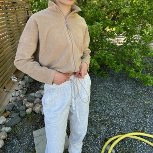 Superfin croppad hoodie från Gina - Beige pullover from Gina med reglerbart spänne och krage. Verkligen ett favoritplagg som går att justera hur ”croppad” man vill ha den och med dragkedja. Supermjuk och knappt använd. Kan matchas till ALLT Köptes för 350, kan mötas/samfrakta