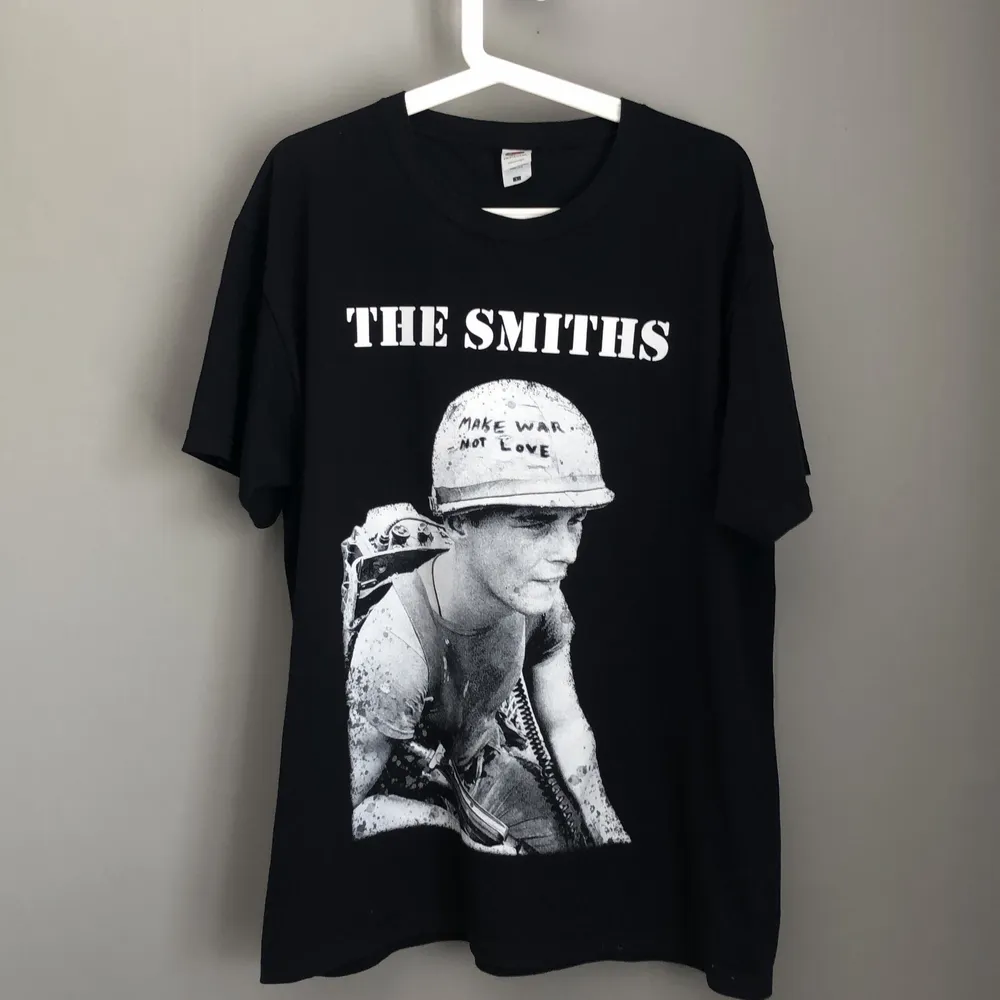 En oanvänd The Smiths t-shirt i Large. Passar mindre storlekar om man gillar oversized. Köpt för ett knappt år sedan men oanvänd för det är inte min musiksmak.. T-shirts.