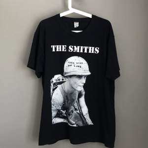 En oanvänd The Smiths t-shirt i Large. Passar mindre storlekar om man gillar oversized. Köpt för ett knappt år sedan men oanvänd för det är inte min musiksmak.