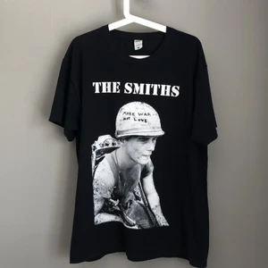 The smiths bandtröja large - En oanvänd The Smiths t-shirt i Large. Passar mindre storlekar om man gillar oversized. Köpt för ett knappt år sedan men oanvänd för det är inte min musiksmak.
